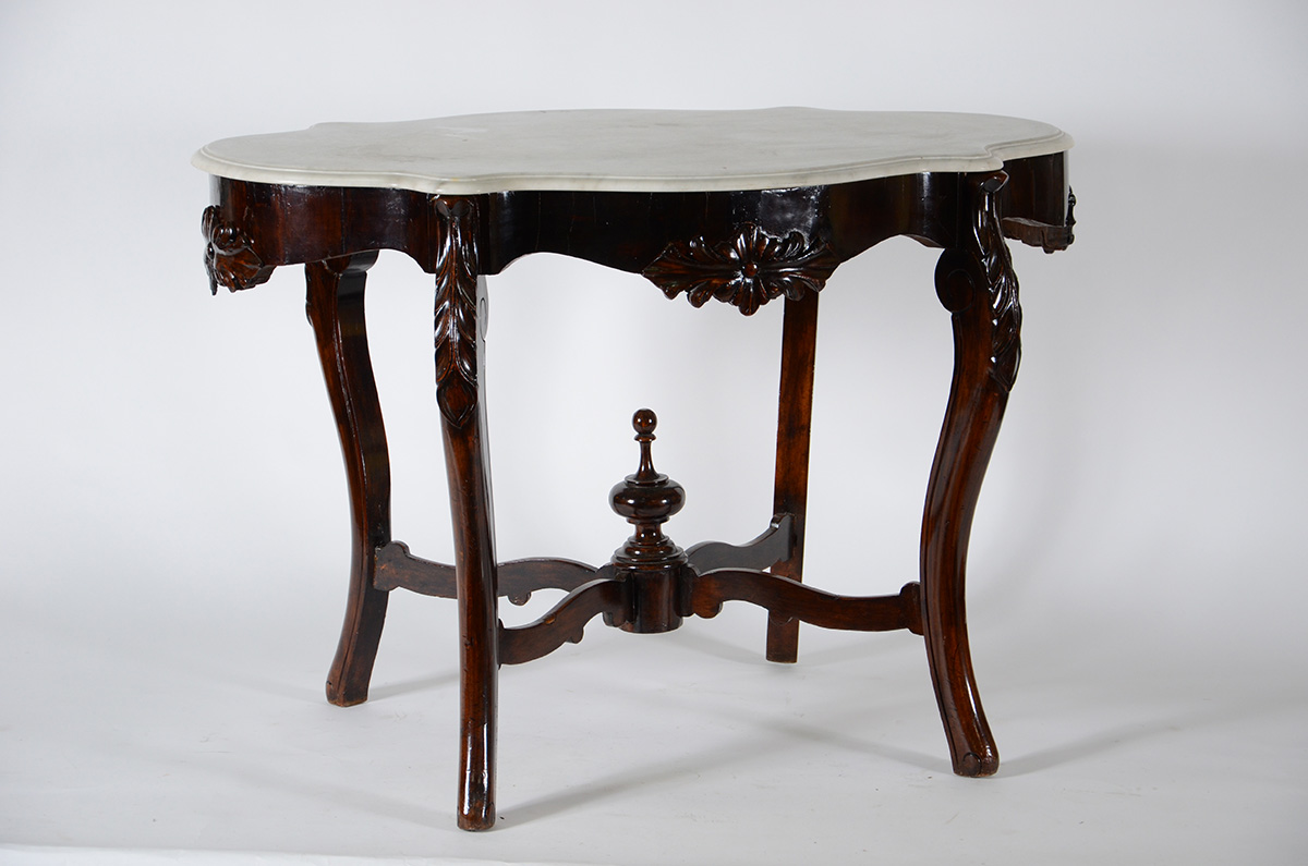 Mesa de apresentação de madeira nobre (com restauros) e tampo de...
