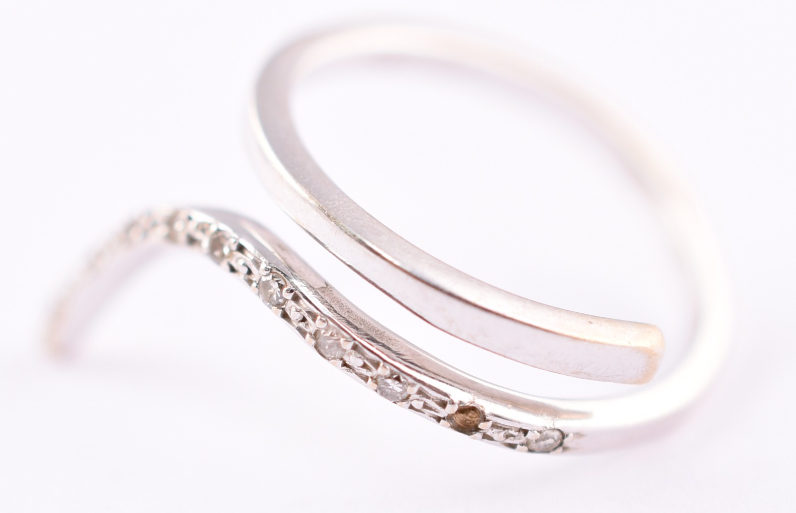 Anel de ouro branco feitio cobra com pequenos brilhantes, aro 10 (Por... - foto 1 de 4