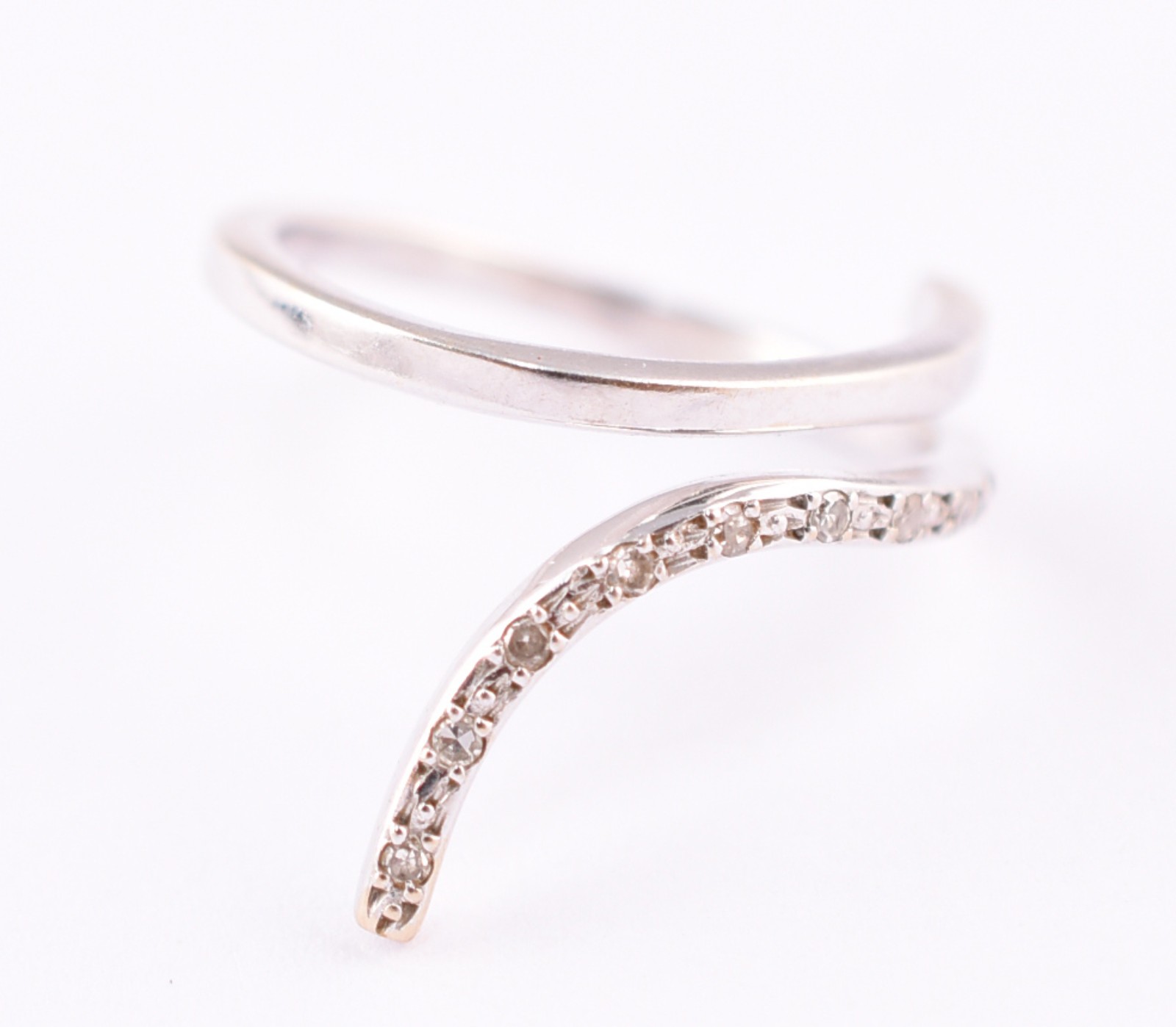 Anel de ouro branco feitio cobra com pequenos brilhantes, aro 10 (Por... - foto 2 de 4