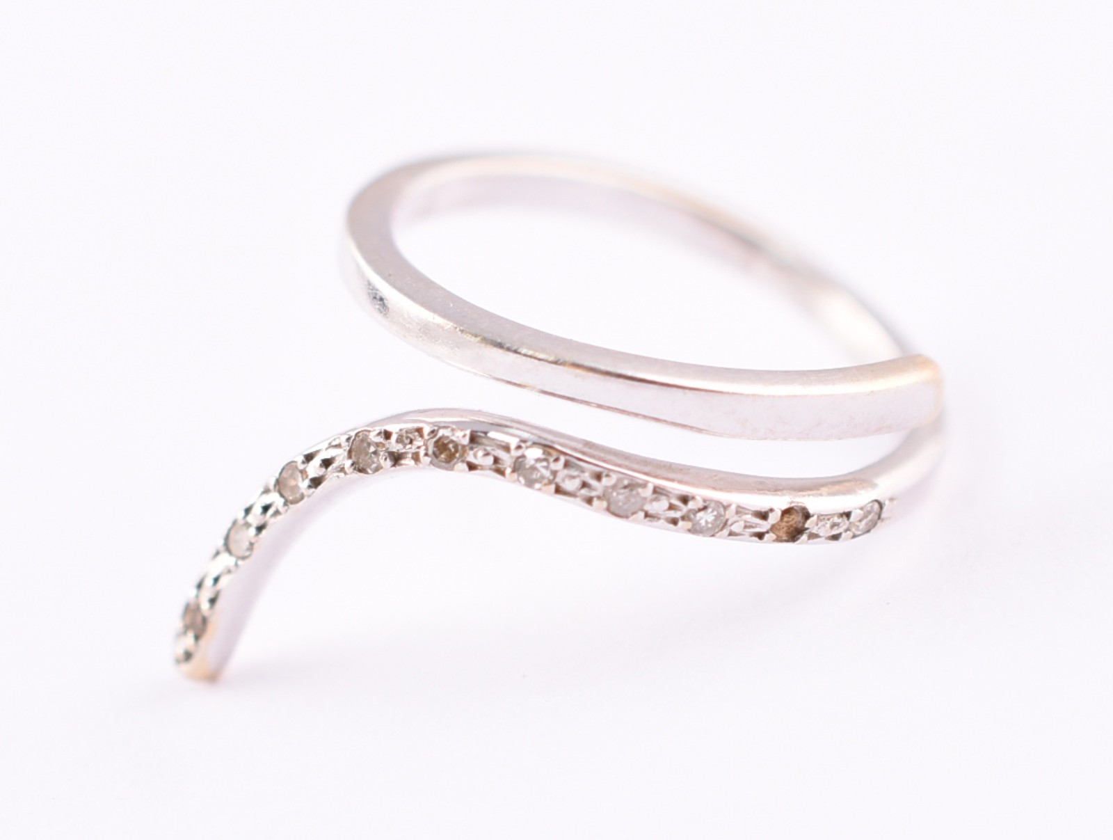 Anel de ouro branco feitio cobra com pequenos brilhantes, aro 10 (Por... - foto 3 de 4