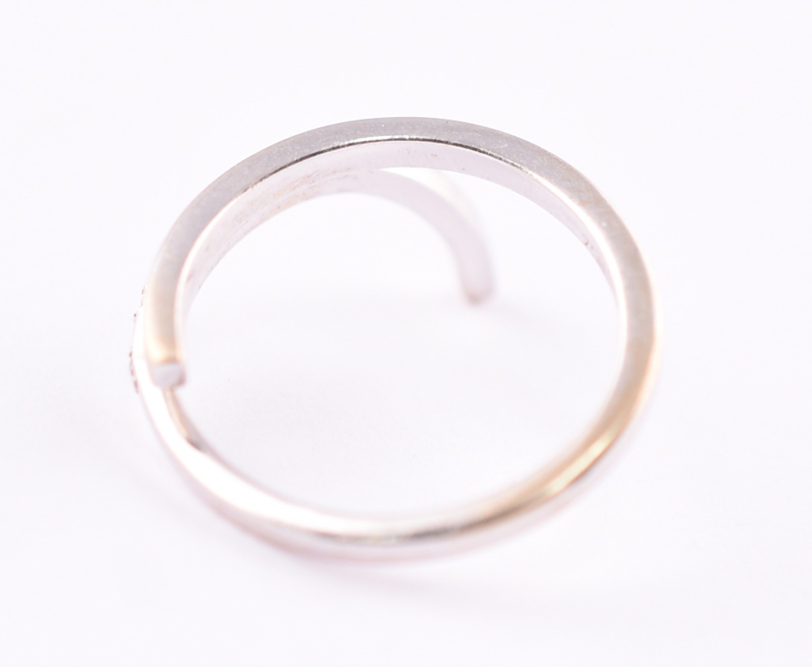 Anel de ouro branco feitio cobra com pequenos brilhantes, aro 10 (Por... - foto 4 de 4