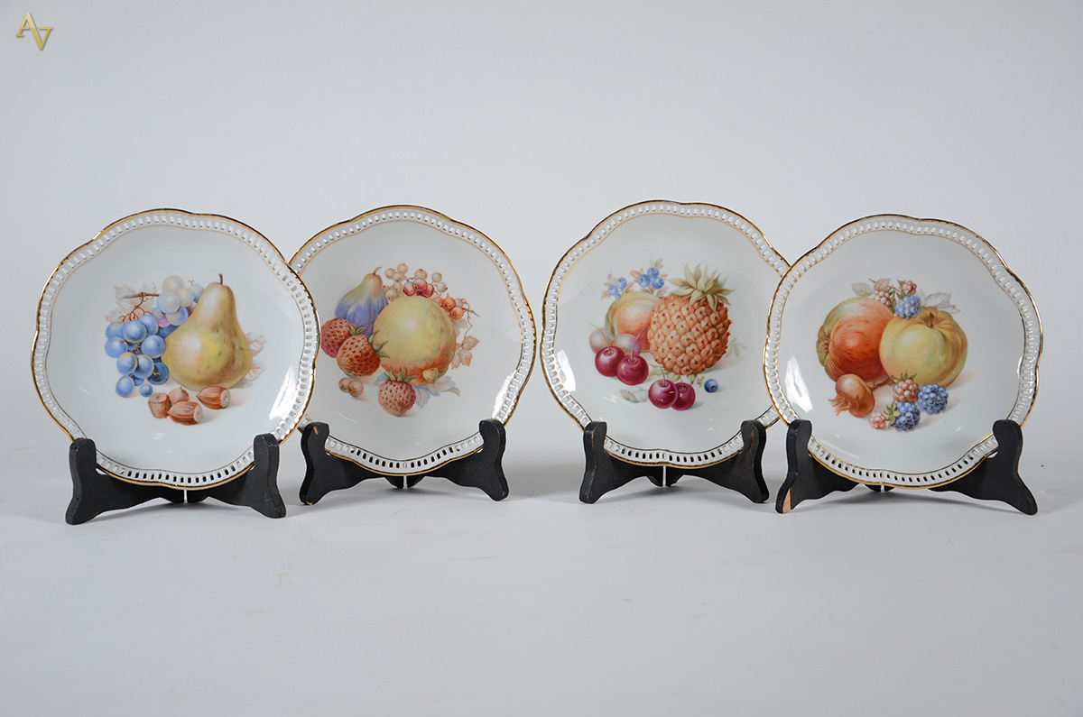 Conjunto com quatro pratos de porcelana alemã decorados com frutos em...