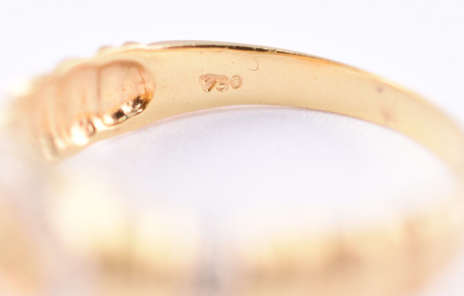 Anel de ouro 18 k contrastado 750 com pequeno brilhante, aro 16 (Por... - foto 4 de 4