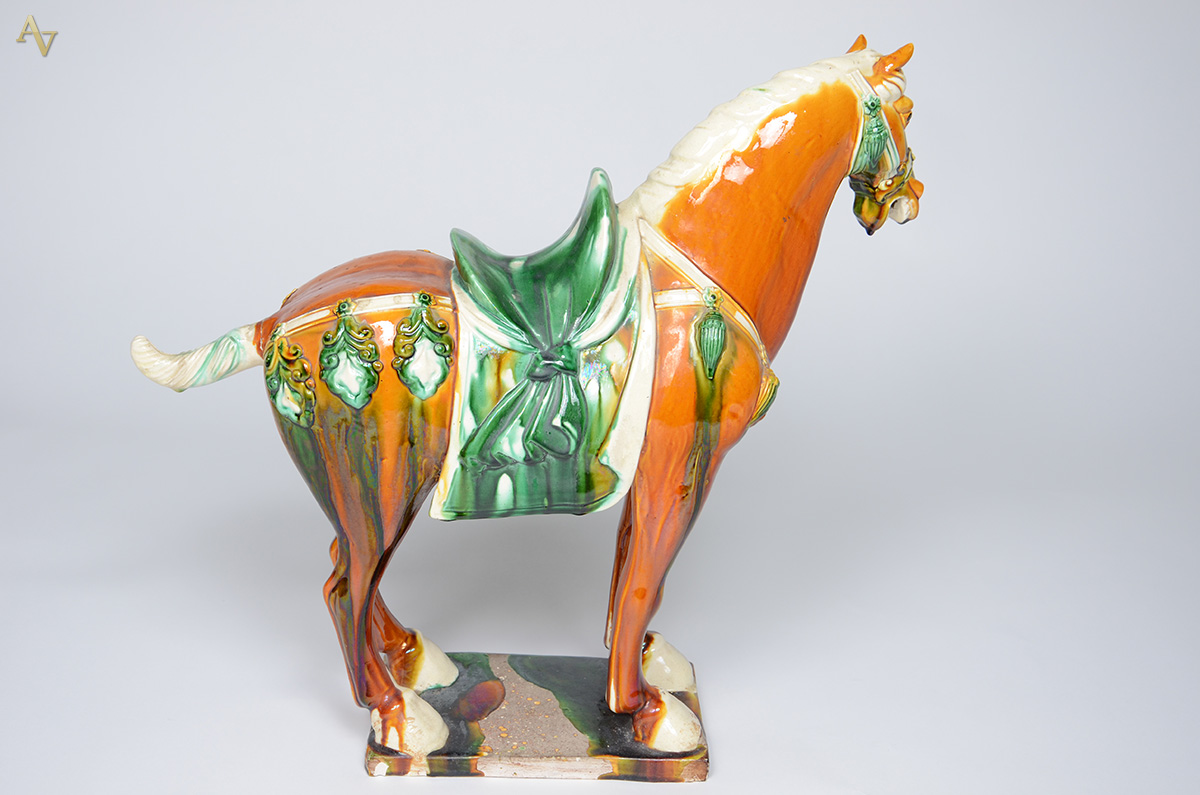 Escultura de cerâmica vitrificada representando cavalo, ao gosto... - foto 2 de 3