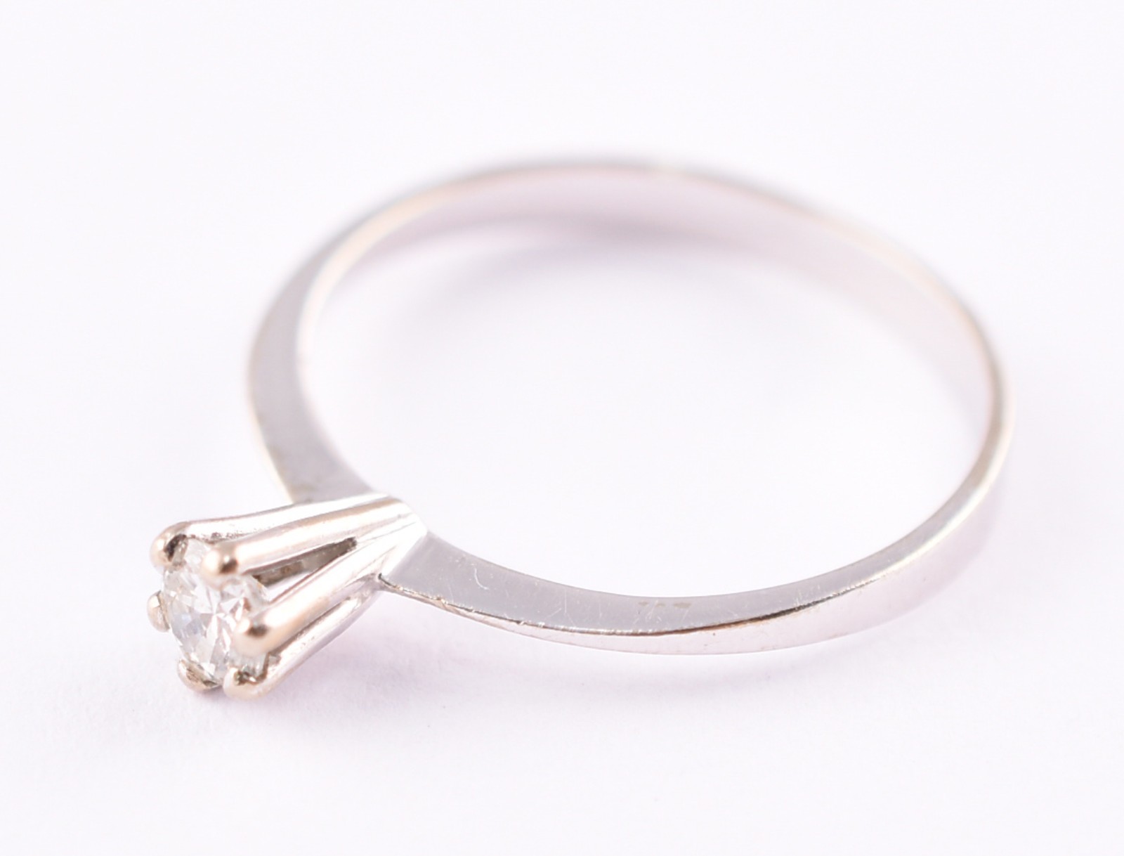 Anel de ouro branco com um brilhante de 0,20 ct, aro 18 (Por motivos... - foto 2 de 3