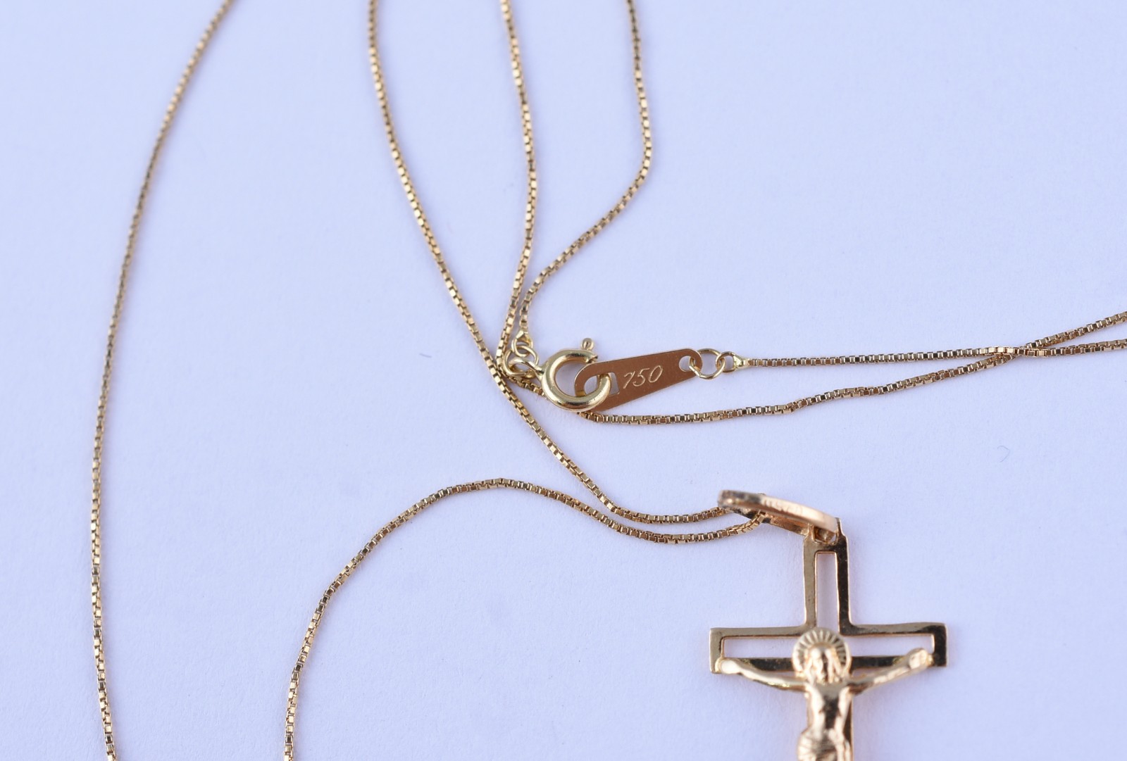 Gargantilha de ouro contraste 750 e pingente feitio crucifixo (Por... - foto 5 de 8