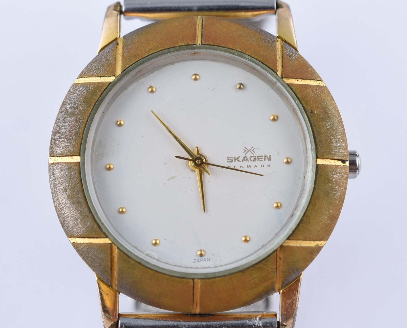 Relógio Skagen Denmark em metal dourado e prateado, funcionando. - foto 2 de 5