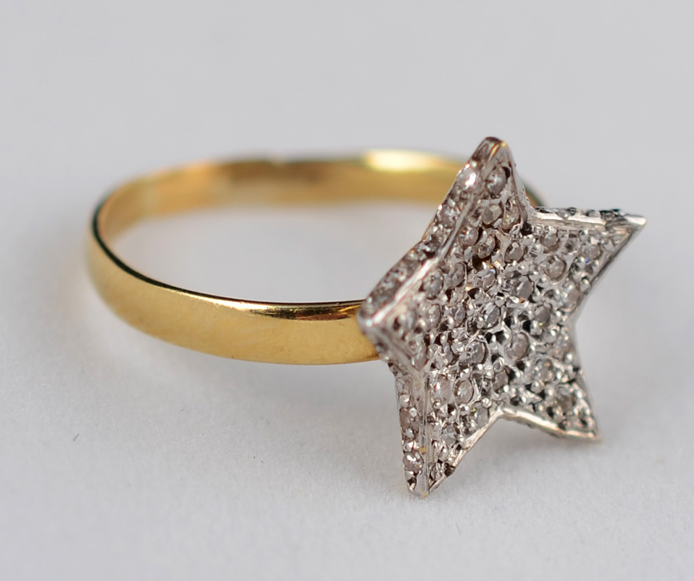 Anel de ouro 18 k, estrela com brilhantes, peso 2,8 g. - foto 1 de 2