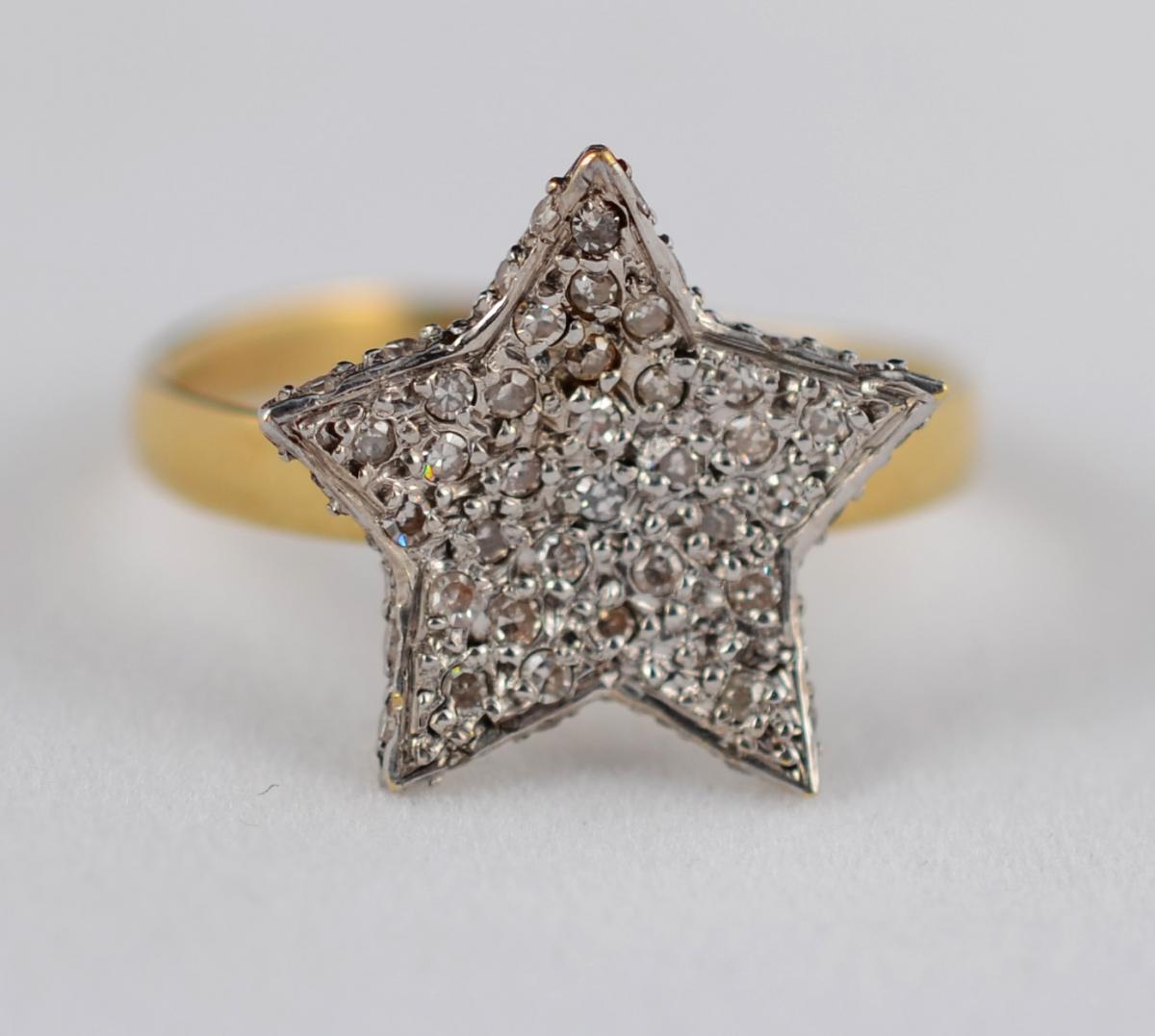 Anel de ouro 18 k, estrela com brilhantes, peso 2,8 g. - foto 2 de 2
