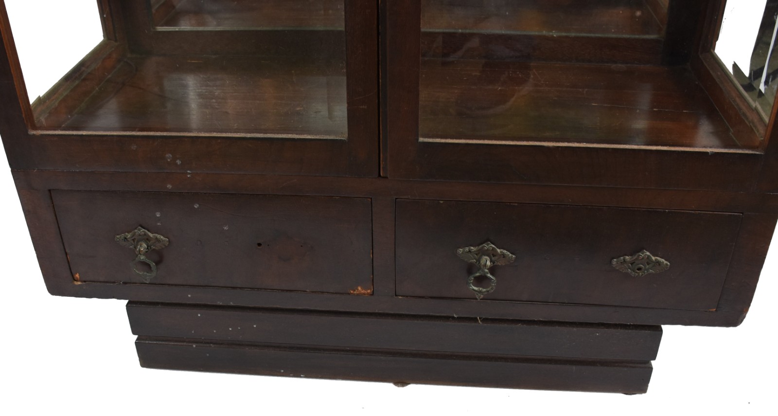 Vitrine de madeira nobre com vidro bisotado, com 2 prateleiras de... - foto 5 de 6