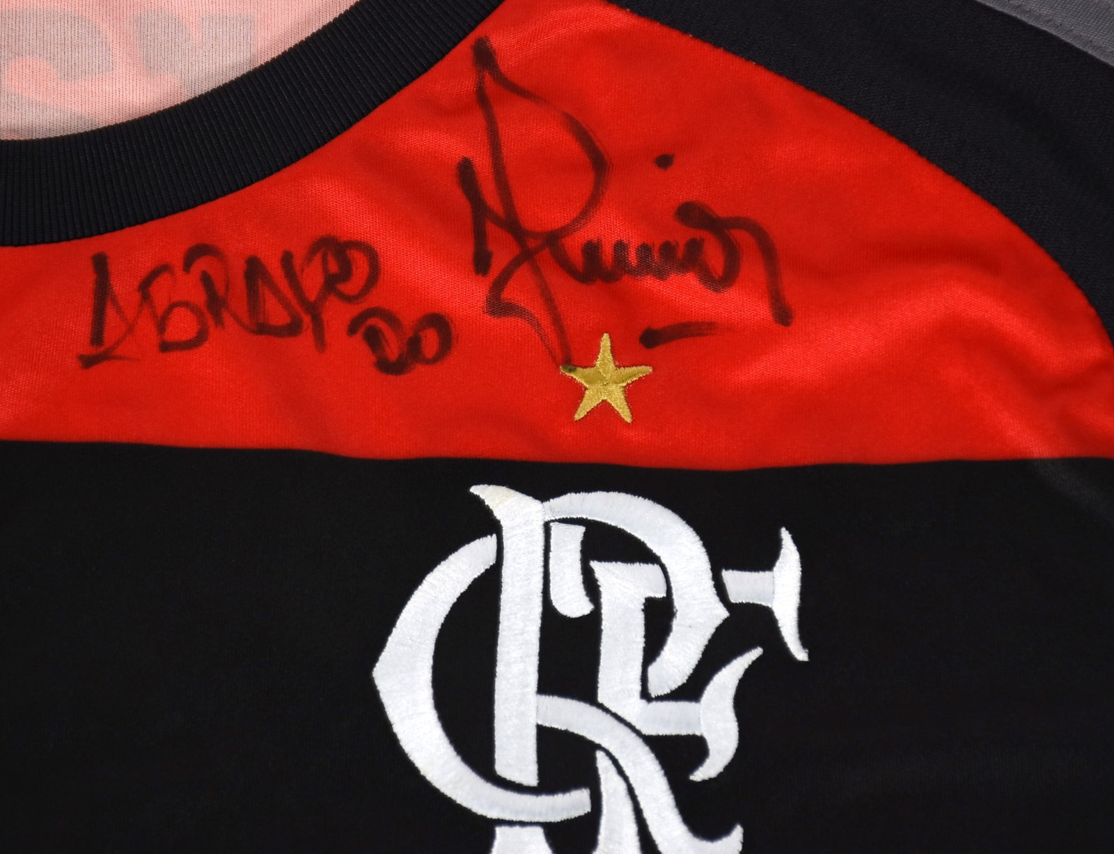 Manto Sagrado do Flamengo doada pelo jogador Júnior, dada aos... - foto 2 de 5