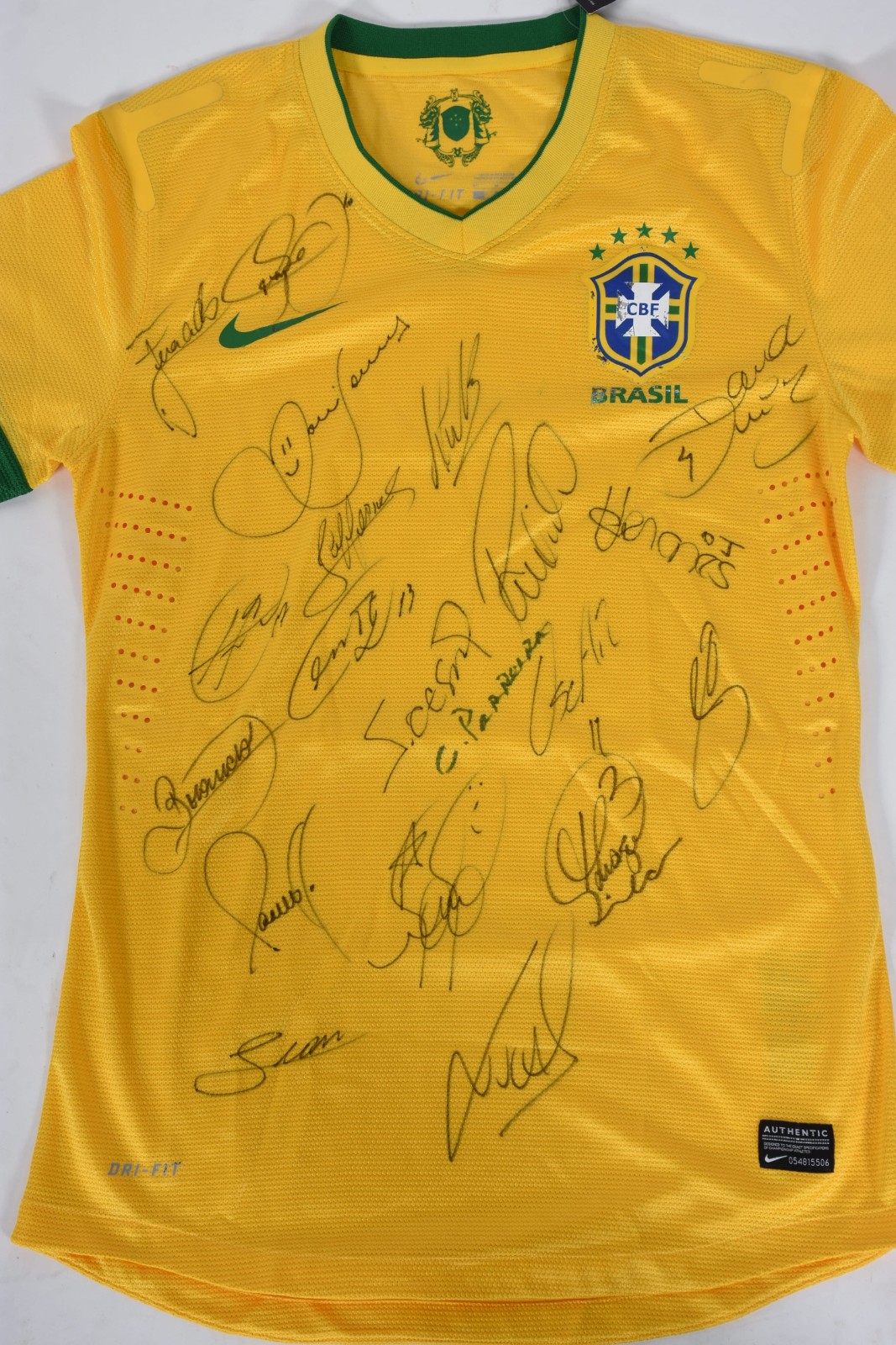Camisa da conquista da Copa das Confederações 2013, autografada pelos... - foto 3 de 10