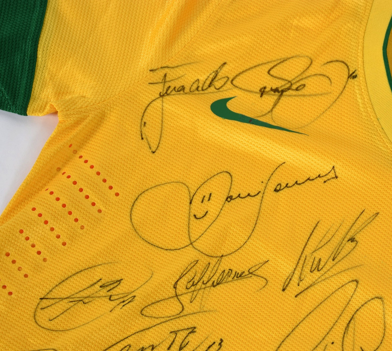 Camisa da conquista da Copa das Confederações 2013, autografada pelos... - foto 4 de 10