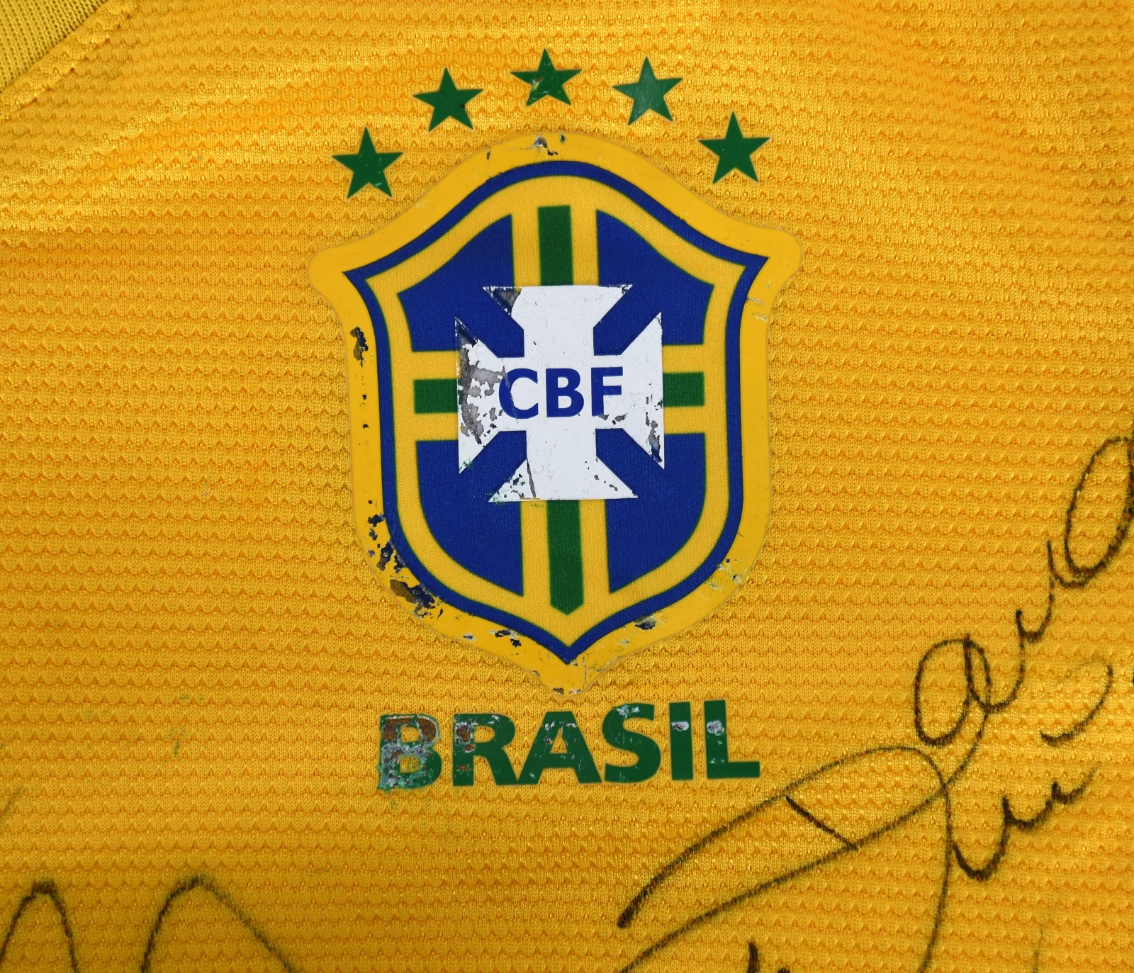 Camisa da conquista da Copa das Confederações 2013, autografada pelos... - foto 6 de 10