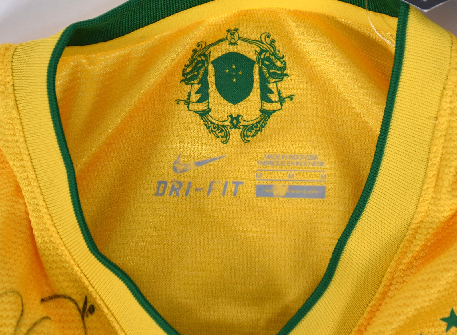 Camisa da conquista da Copa das Confederações 2013, autografada pelos... - foto 10 de 10