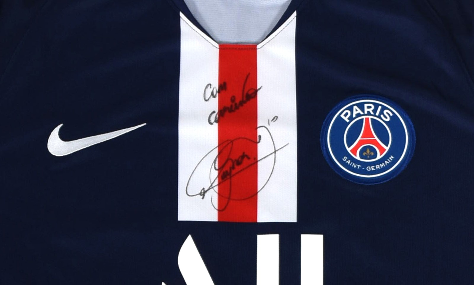 Camisa do PSG autografada pelo Neymar, doada pelo atleta. (Obs. Renda... - foto 2 de 5