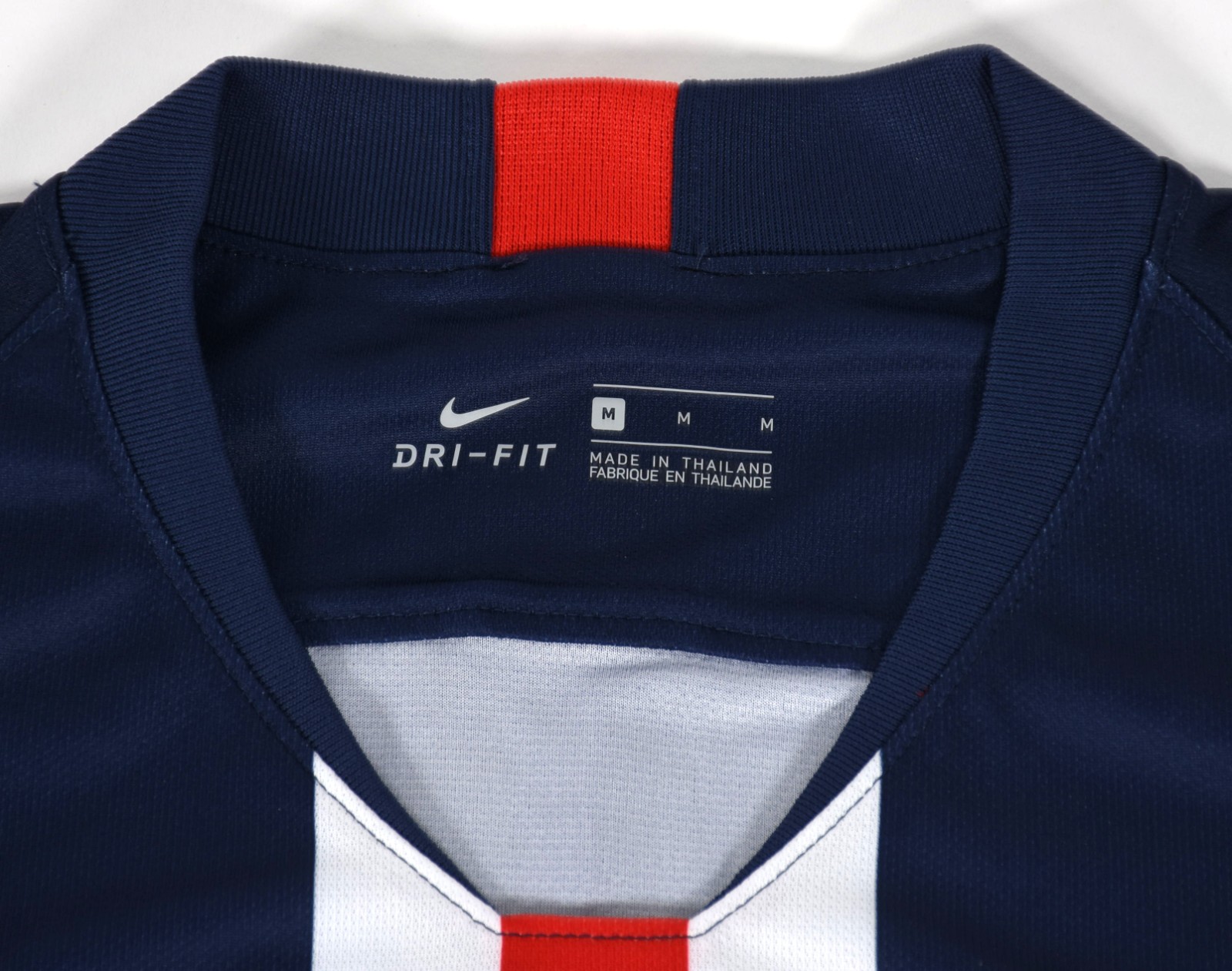 Camisa do PSG autografada pelo Neymar, doada pelo atleta. (Obs. Renda... - foto 5 de 5
