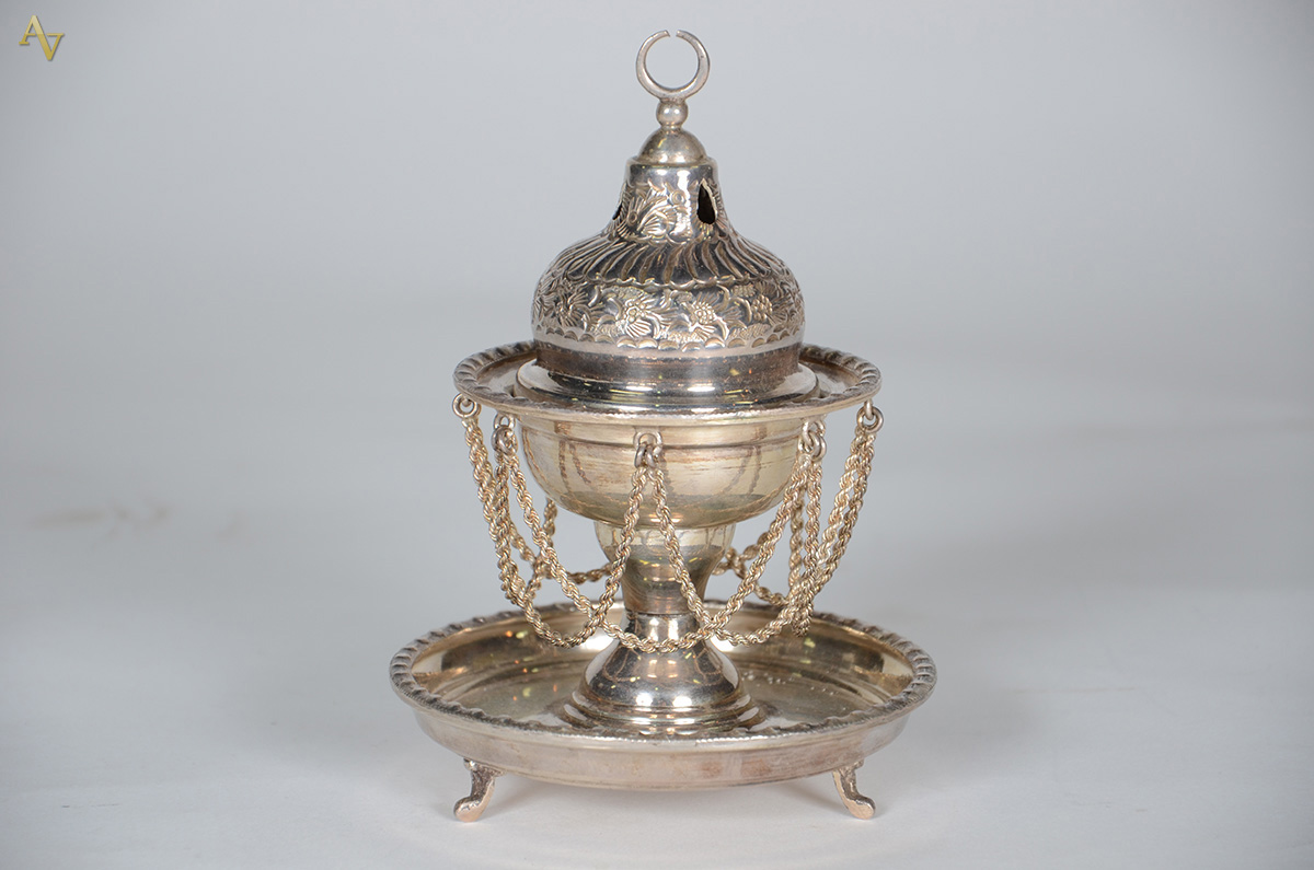 Incensório de prata contrastada, alt. 17 cm.