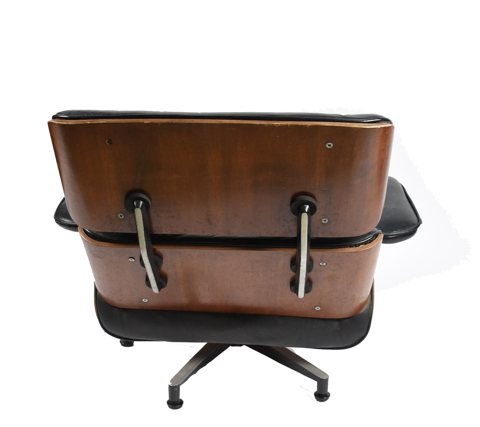Poltrona giratória estilo Charles Eames imbuia e couro (estofamento... - foto 6 de 6