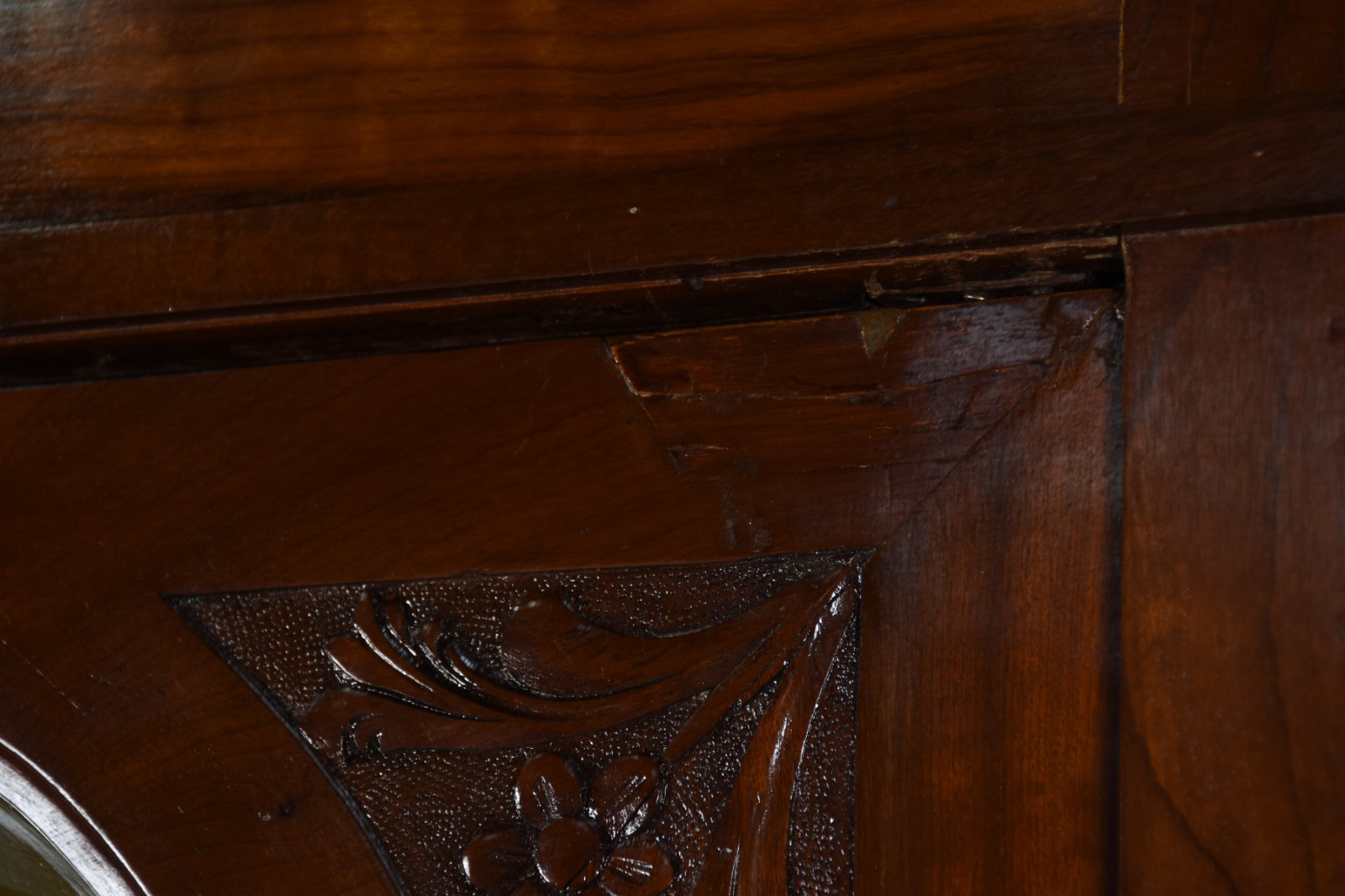 Armário de madeira nobre com 2 portas, uma delas com espelho. - foto 4 de 6