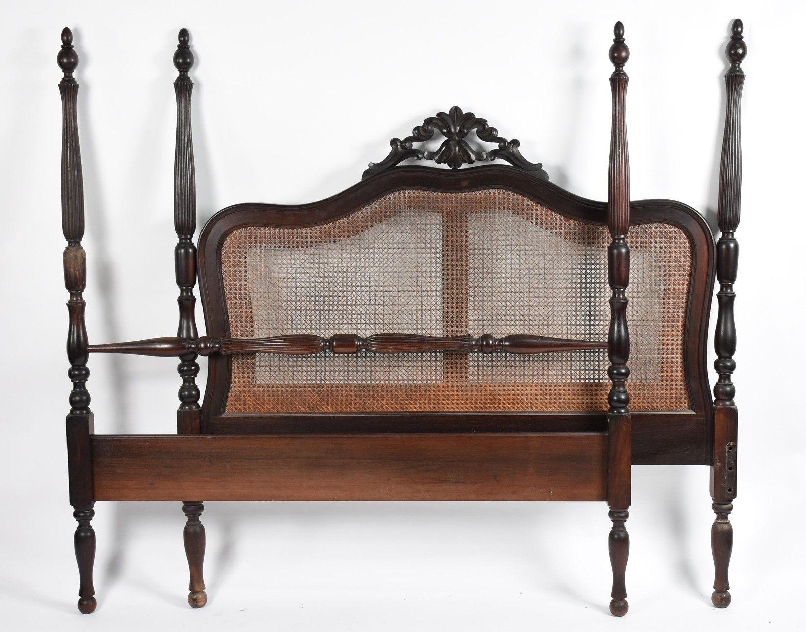 Cama de casal de jacarandá com cabeceira forrada de palhinha. - foto 1 de 4