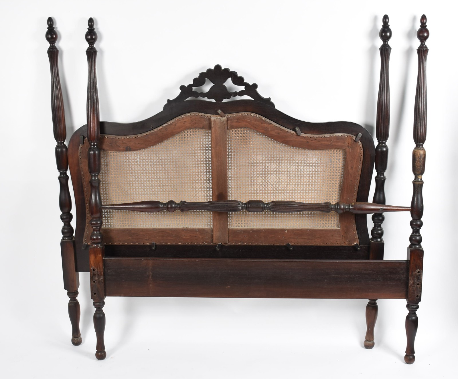 Cama de casal de jacarandá com cabeceira forrada de palhinha. - foto 2 de 4