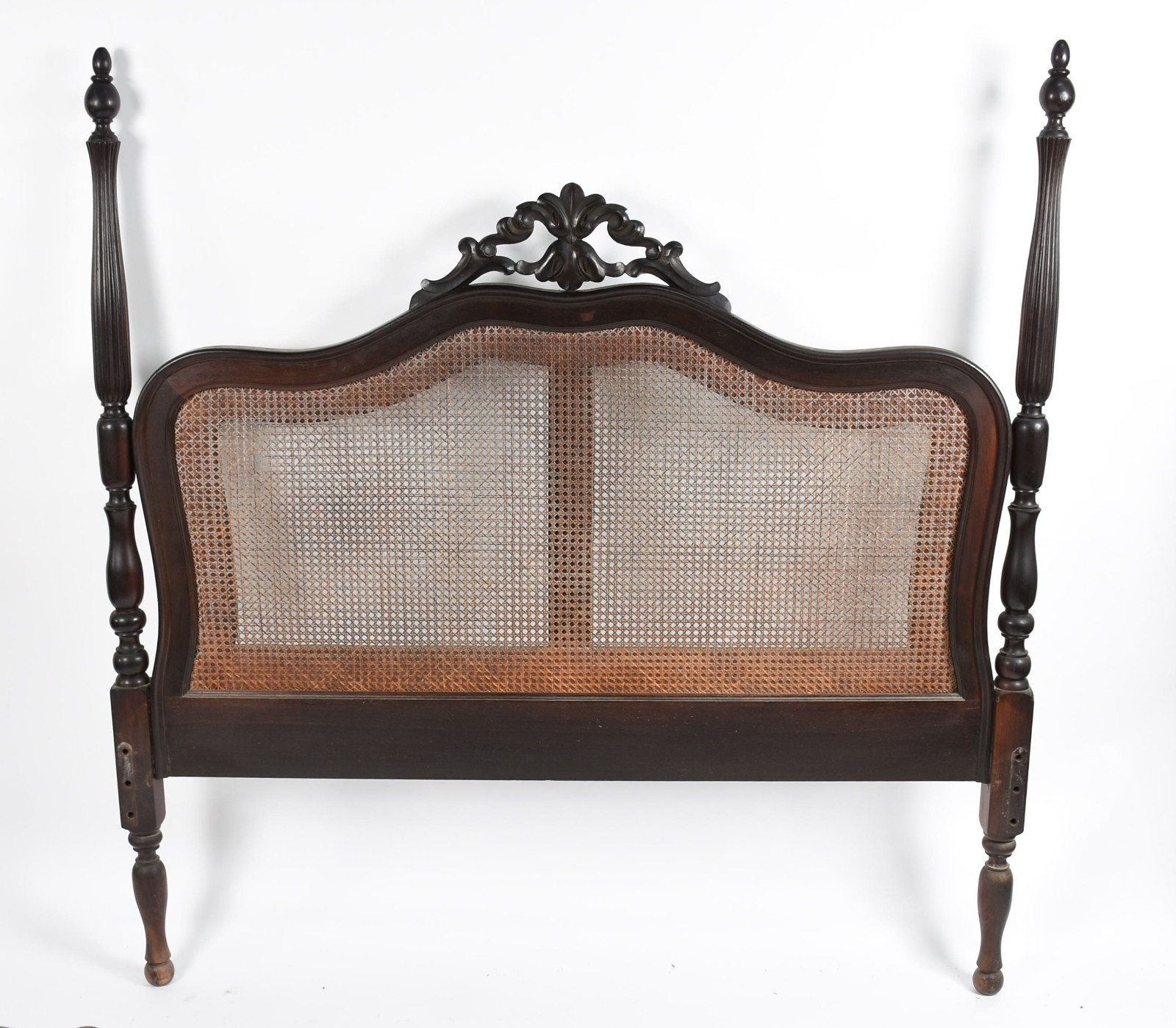 Cama de casal de jacarandá com cabeceira forrada de palhinha. - foto 3 de 4