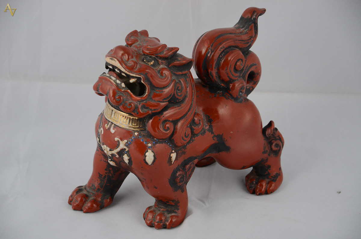 Estatueta repres. Cão de Fó de porcelana oriental na cor rouge de... - foto 1 de 2