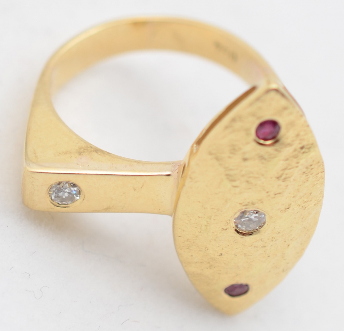 Anel em ouro amarelo 18 k 750 feitio navette com pequenos brilhantes... - foto 1 de 2