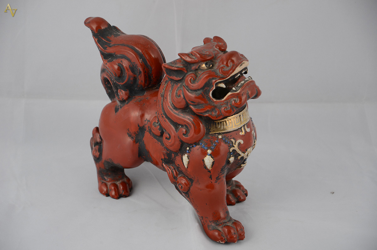 Estatueta repres. Cão de Fó de porcelana oriental na cor rouge de... - foto 2 de 2