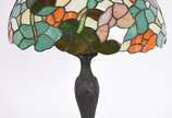 Abatjour estilo Tiffany, base de metal e cúpula... - Abatjour estilo Tiffany, base de metal e cúpula em placas de vidro multicor, pequeno bicado na borda.