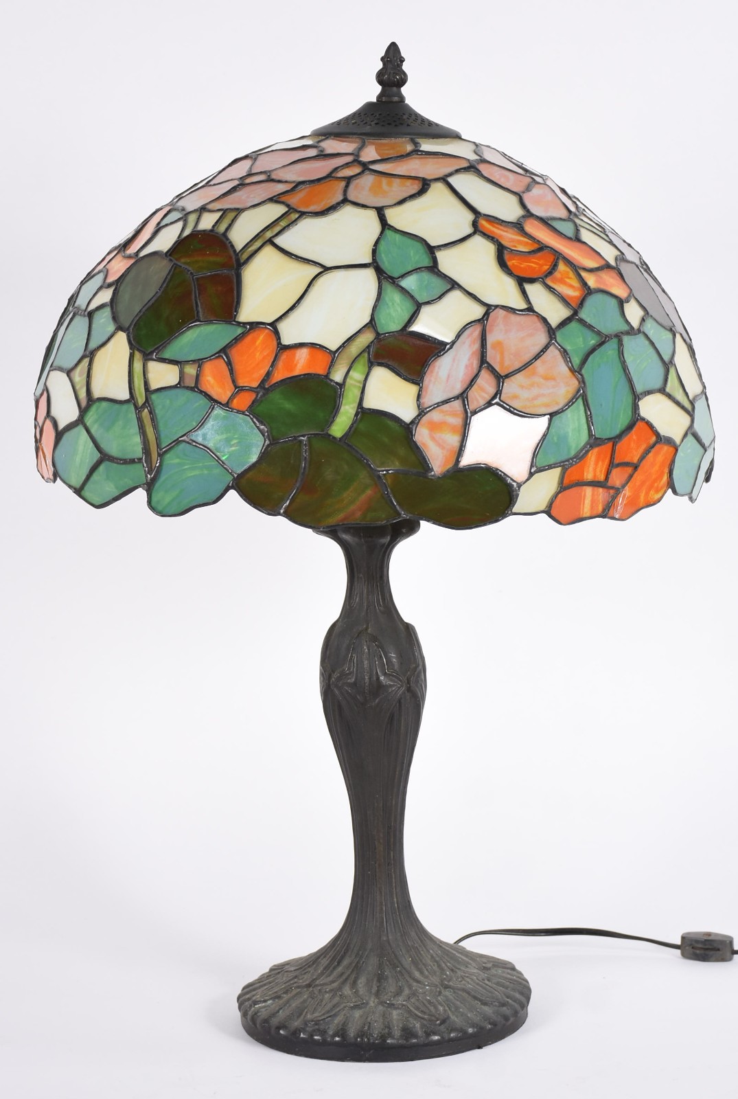 Abatjour estilo Tiffany, base de metal e cúpula em placas de vidro... - foto 1 de 4