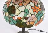 Abatjour estilo Tiffany, base de metal e cúpula... - Abatjour estilo Tiffany, base de metal e cúpula em placas de vidro multicor, pequeno bicado na borda.