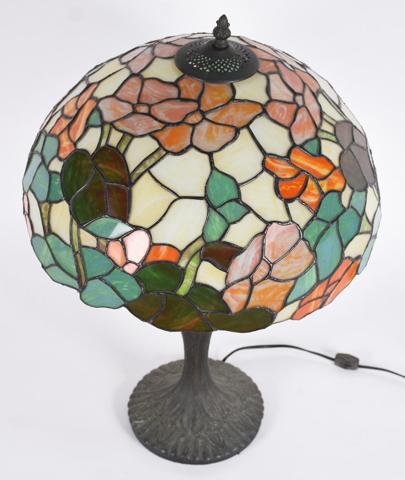 Abatjour estilo Tiffany, base de metal e cúpula em placas de vidro... - foto 2 de 4