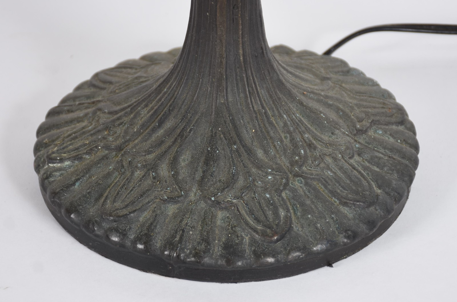 Abatjour estilo Tiffany, base de metal e cúpula em placas de vidro... - foto 4 de 4