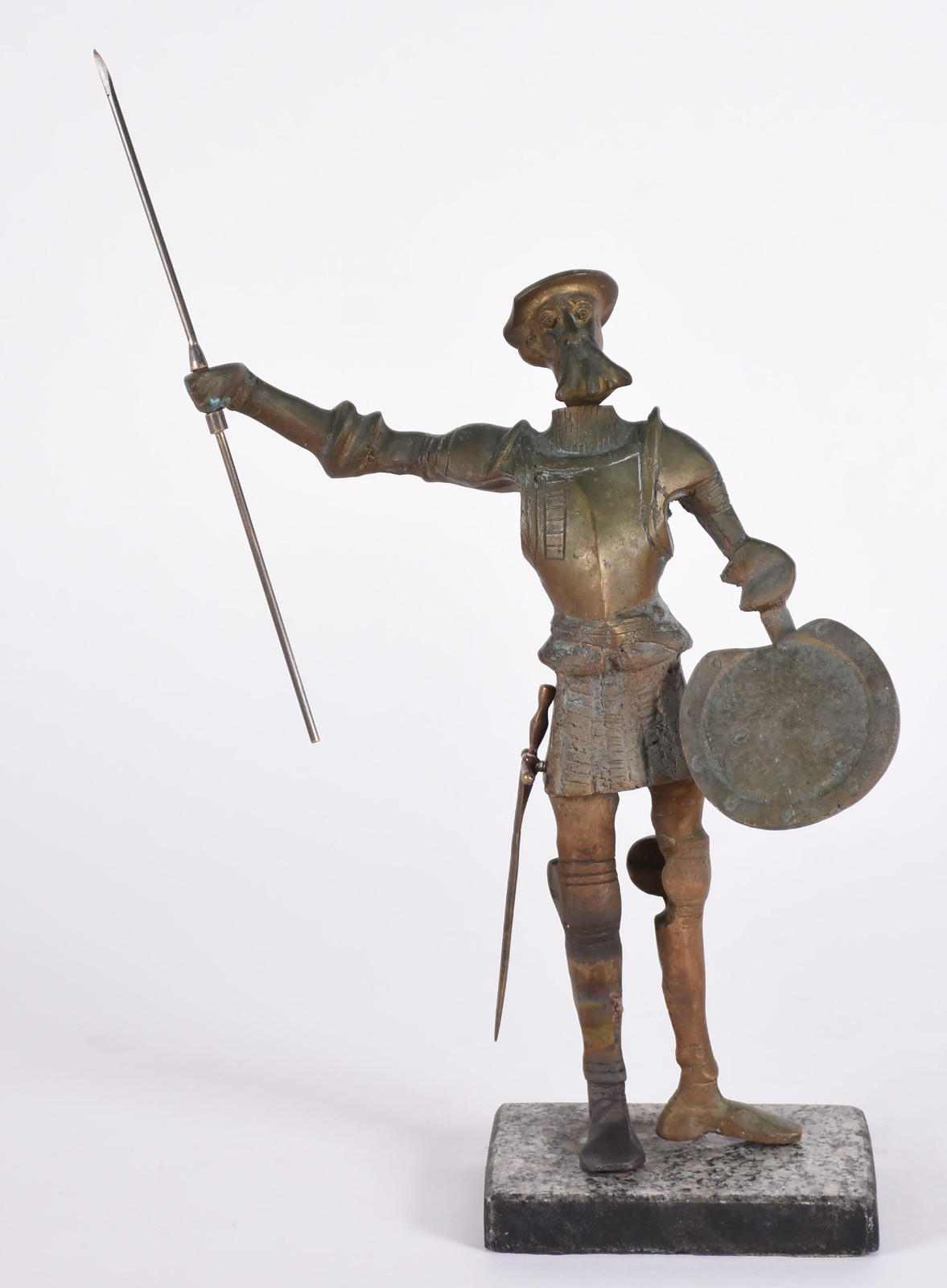 Escultura de bronze representando Dom Quixote. - foto 1 de 7