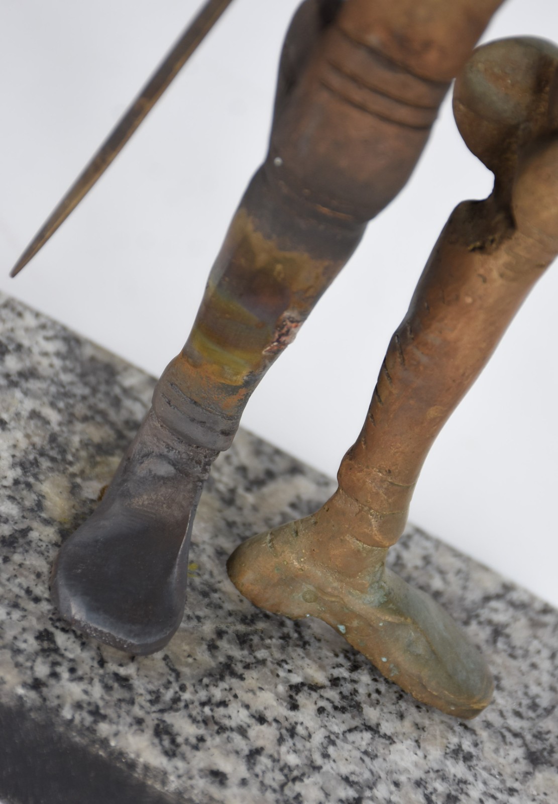 Escultura de bronze representando Dom Quixote. - foto 4 de 7