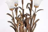 Luminária de metal dourado com figura de casal,... - Luminária de metal dourado com figura de casal, base de madeira para 5 luzes, mangas feitio flor. Pequenos amassados e desgates.