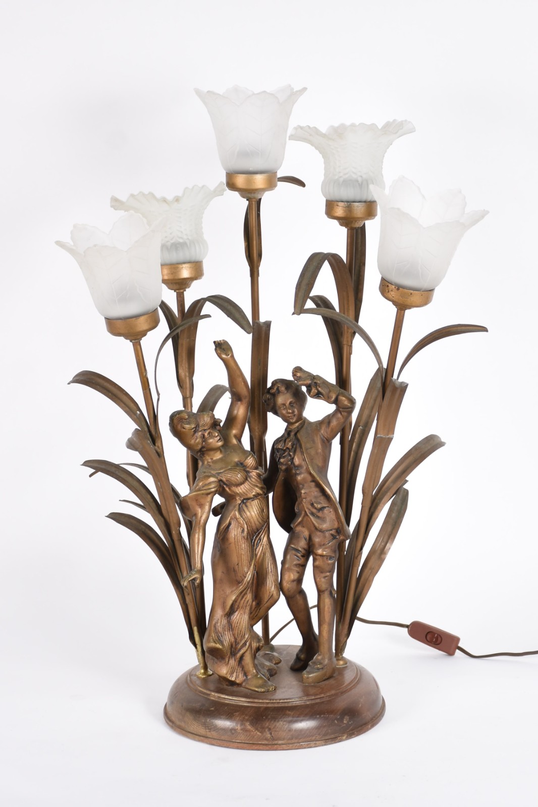 Luminária de metal dourado com figura de casal, base de madeira para... - foto 1 de 5