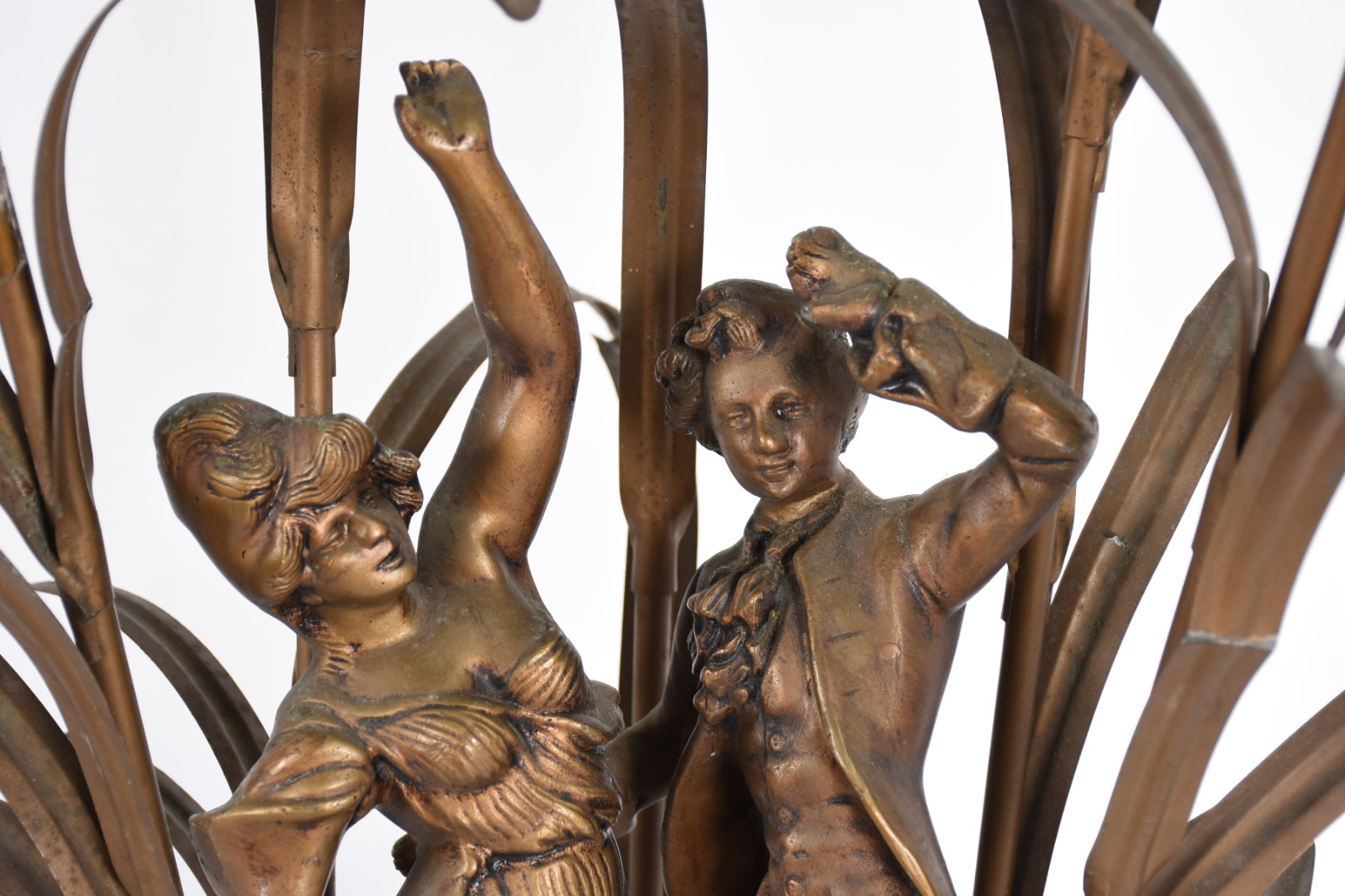 Luminária de metal dourado com figura de casal, base de madeira para... - foto 2 de 5