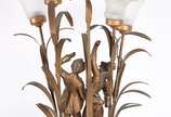Luminária de metal dourado com figura de casal,... - Luminária de metal dourado com figura de casal, base de madeira para 5 luzes, mangas feitio flor. Pequenos amassados e desgates.
