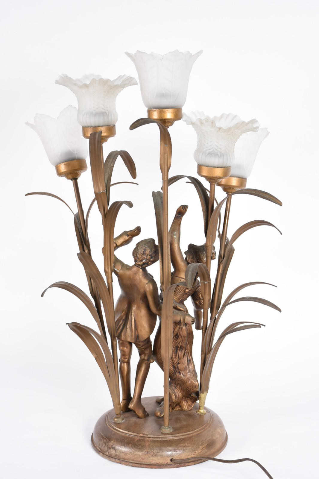 Luminária de metal dourado com figura de casal, base de madeira para... - foto 4 de 5