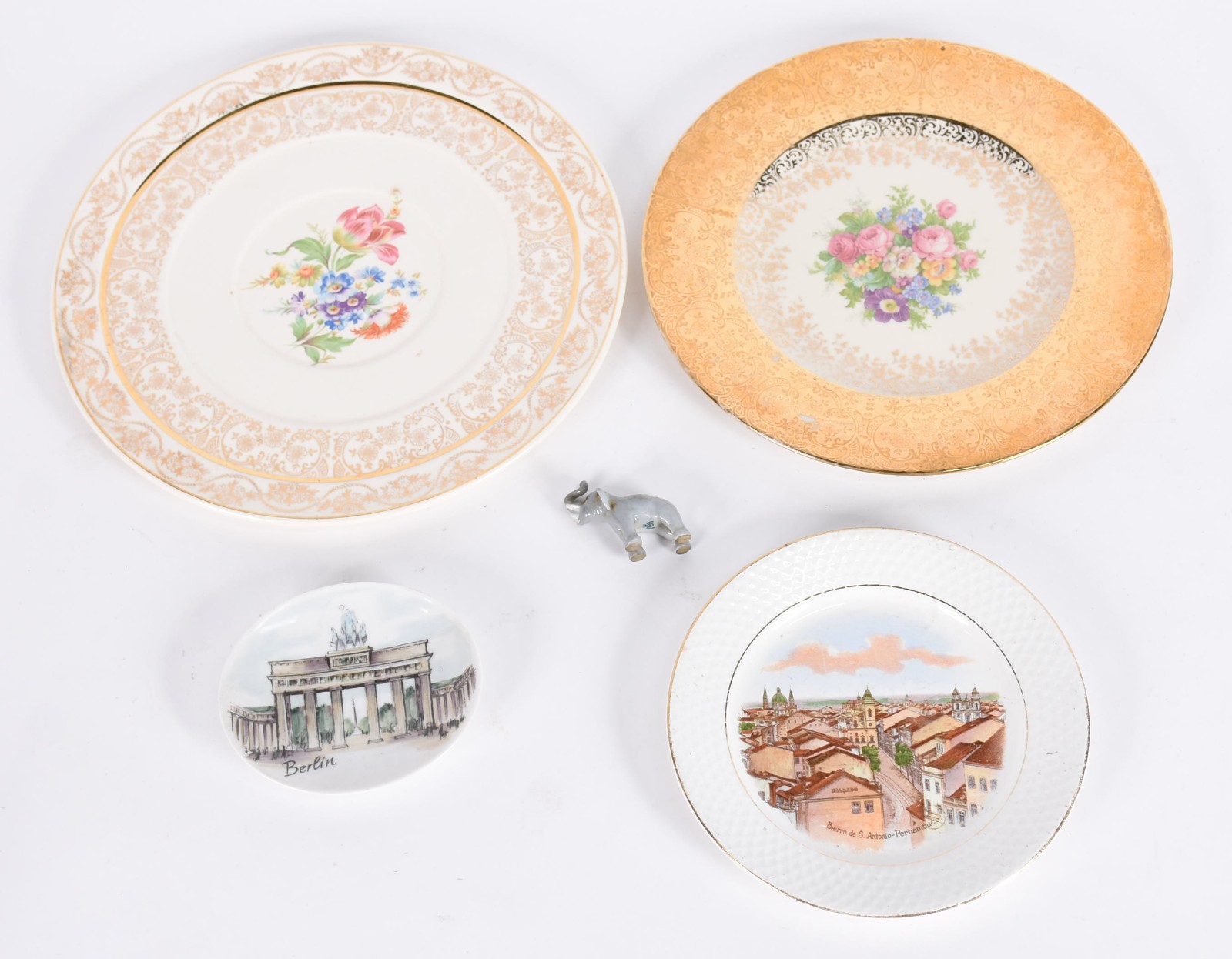 Cinco peças diversas de porcelana, sendo 4 pratos e miniatura... - foto 1 de 10