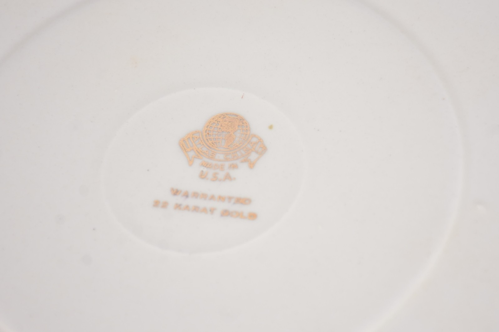 Cinco peças diversas de porcelana, sendo 4 pratos e miniatura... - foto 6 de 10