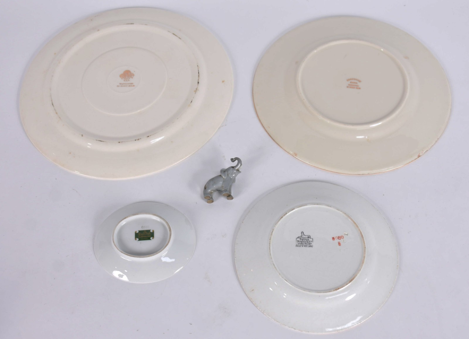 Cinco peças diversas de porcelana, sendo 4 pratos e miniatura... - foto 7 de 10