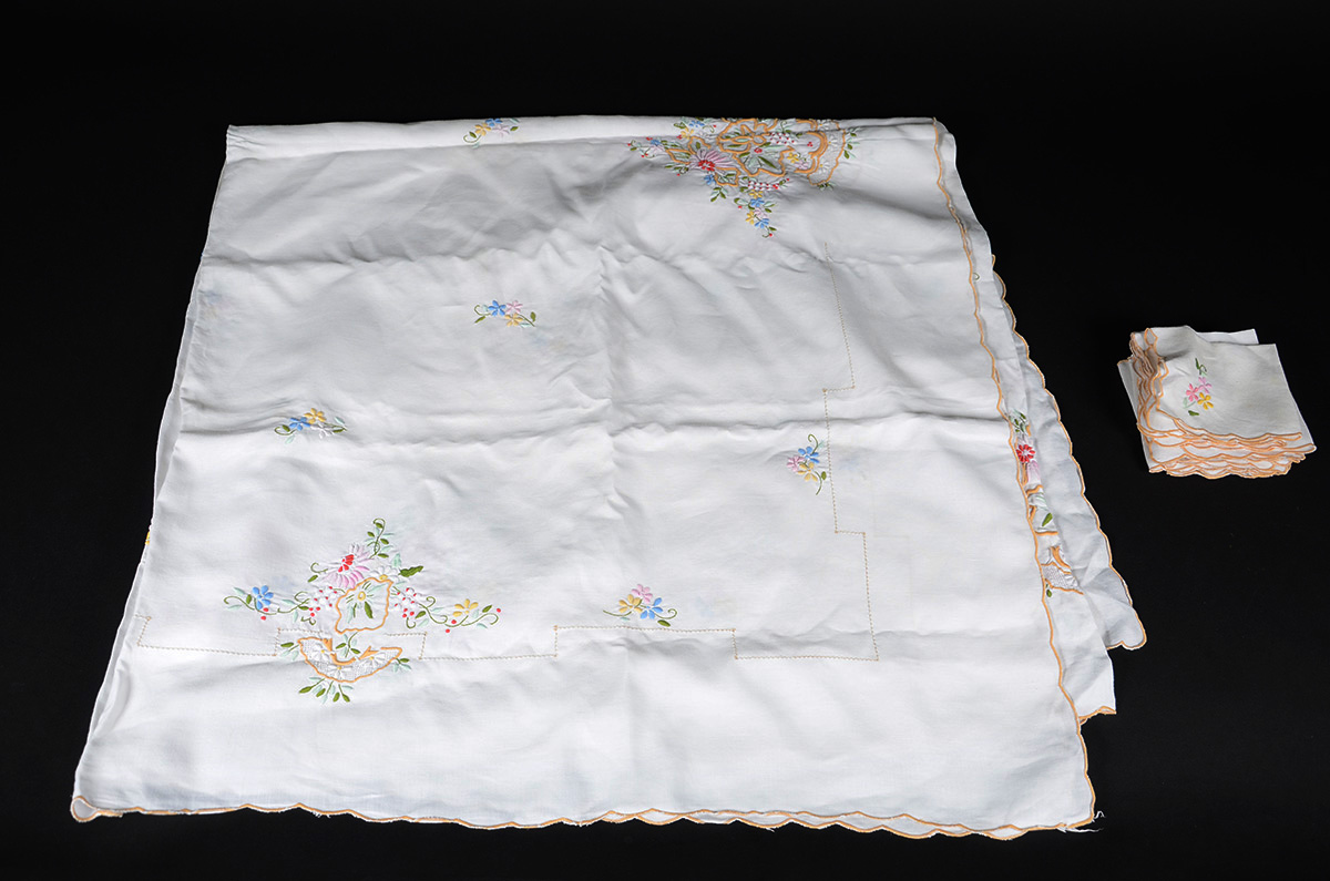 Toalha de mesa de linho branco com flores bordadas e 18 guardanapos...