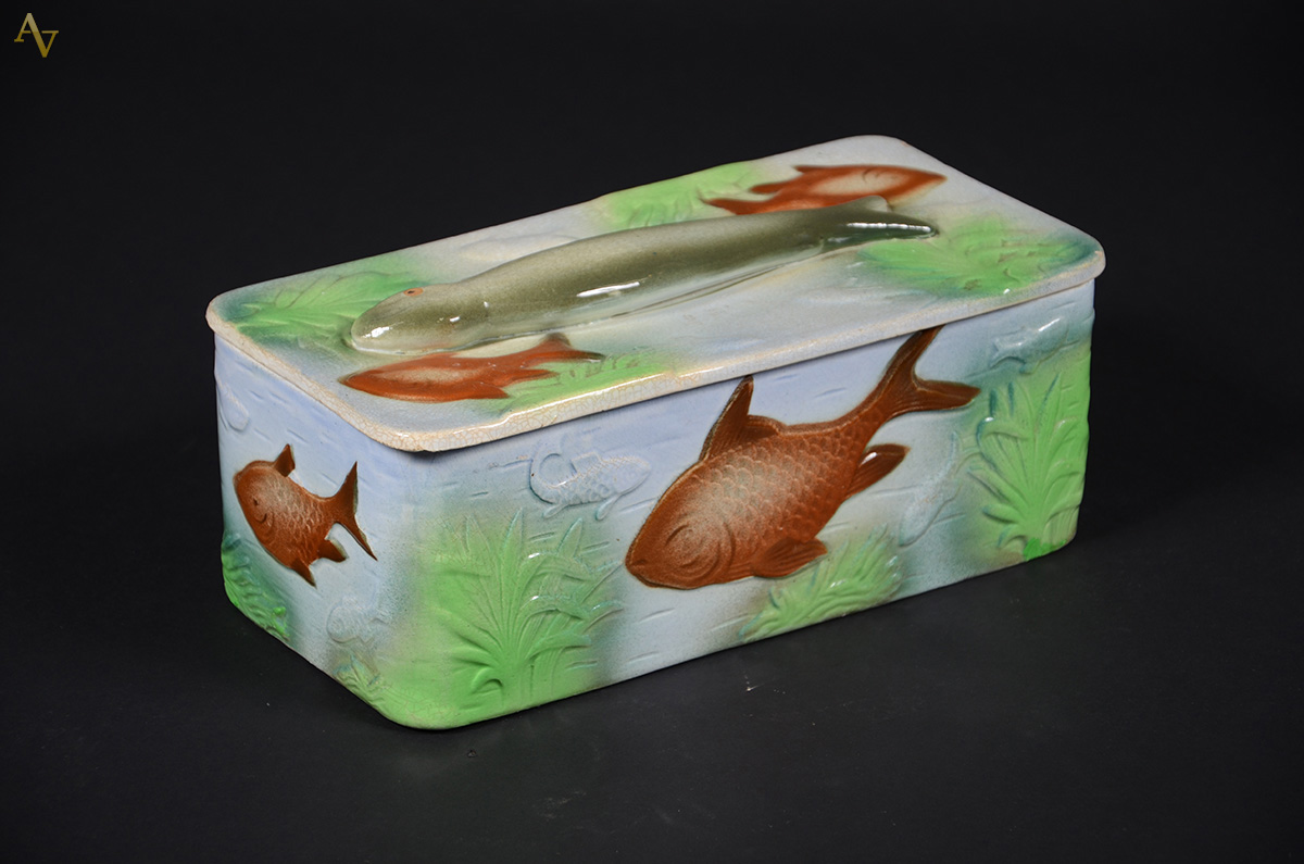 Biscoiteira de faiança policromada, Art Deco. Medidas: 15 x 30 cm...