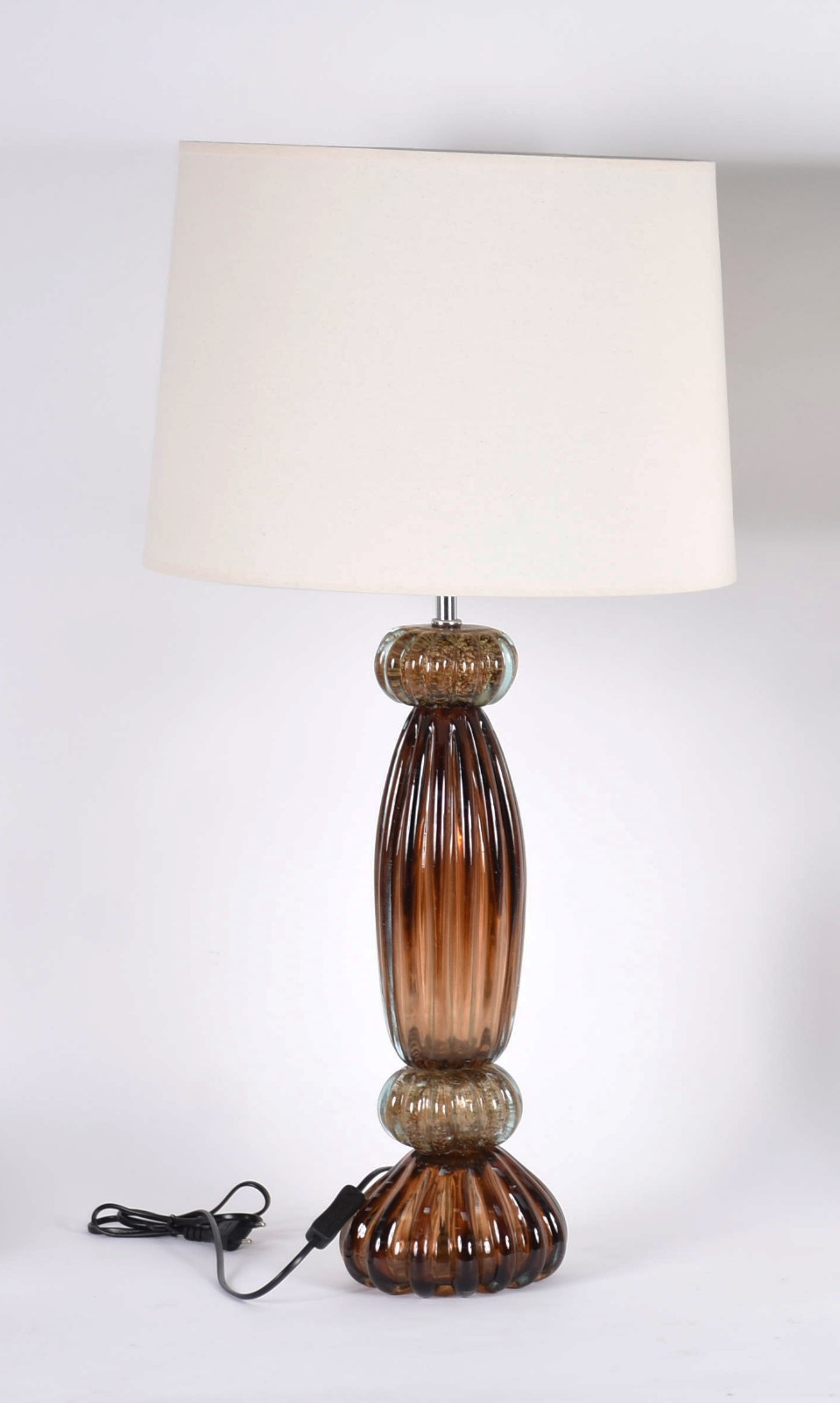 Luminária de vidro decorativo com pó de ouro na cor ambar, cúpula de... - foto 1 de 3
