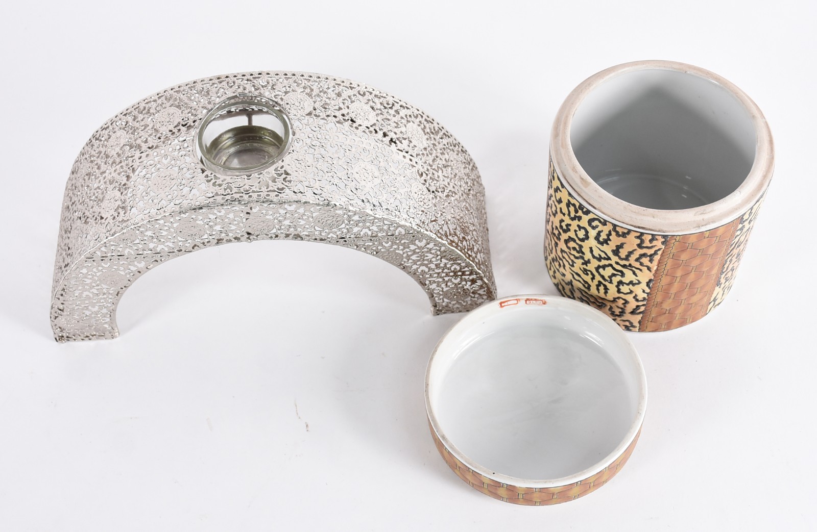 Duas peças, sendo castiçal de metal indiano e caixa de porcelana. - foto 2 de 6