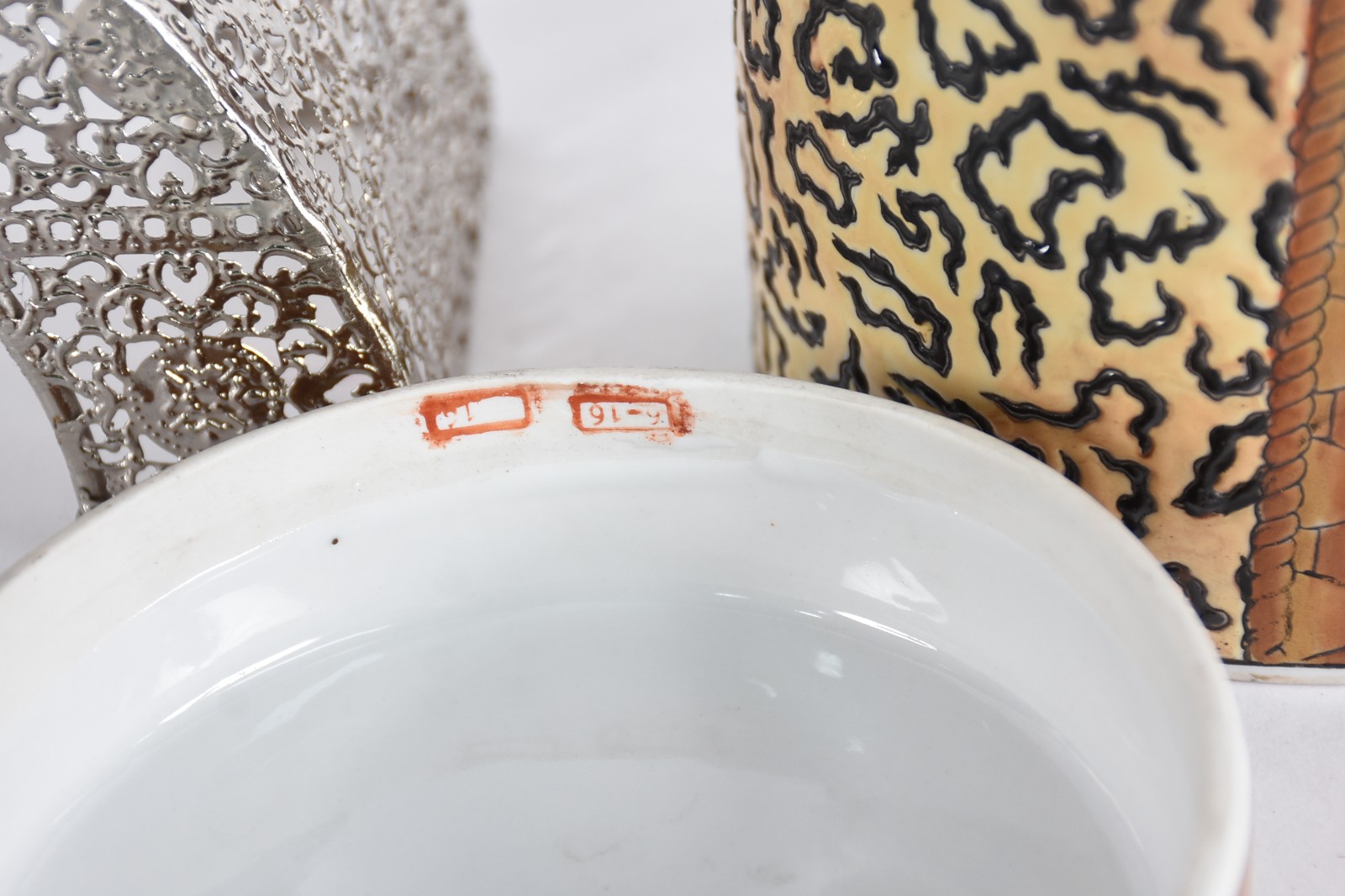 Duas peças, sendo castiçal de metal indiano e caixa de porcelana. - foto 3 de 6